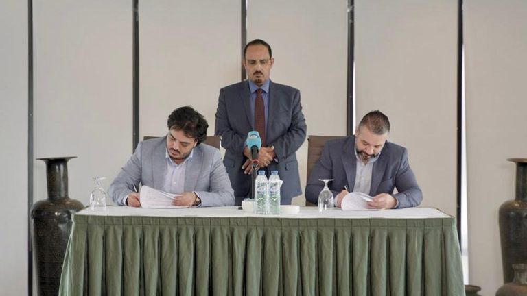 جانب من توقيع الحكومة اليمنية على المشاريع بدعم إماراتي