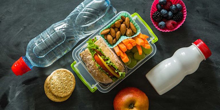 قم بتعبئة وجبات الإفطار أو السحور الخفيفة أحد أهم النصائح للسفر في رمضان نصائح للسفر خلال شهر رمضان