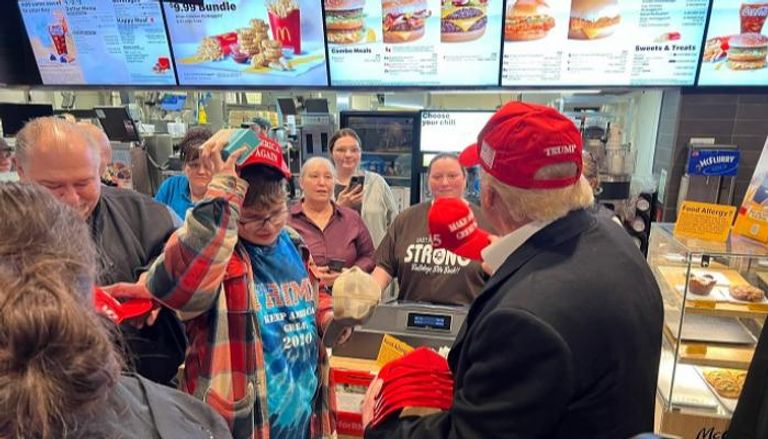 دونالد ترامب متحدثا من داخل مطعم ماكدونالدز