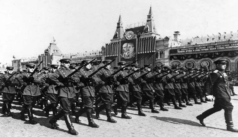 مقاتلون في الجيش الأحمر