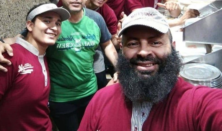 عامل الكشري يرتدي زي الطبيب