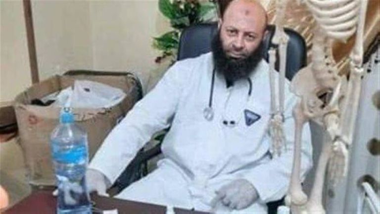 عامل الكشري يرتدي زي الطبيب