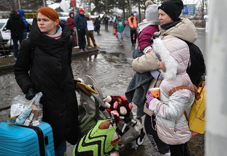لاجئون أوكرانيون يفرون من الحرب