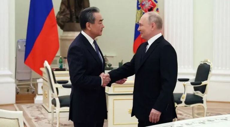 بوتين يستقبل وزير الخارجية الصيني