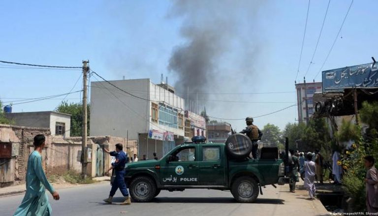 عناصر من الشرطة الأفغانية قرب موقع التفجير