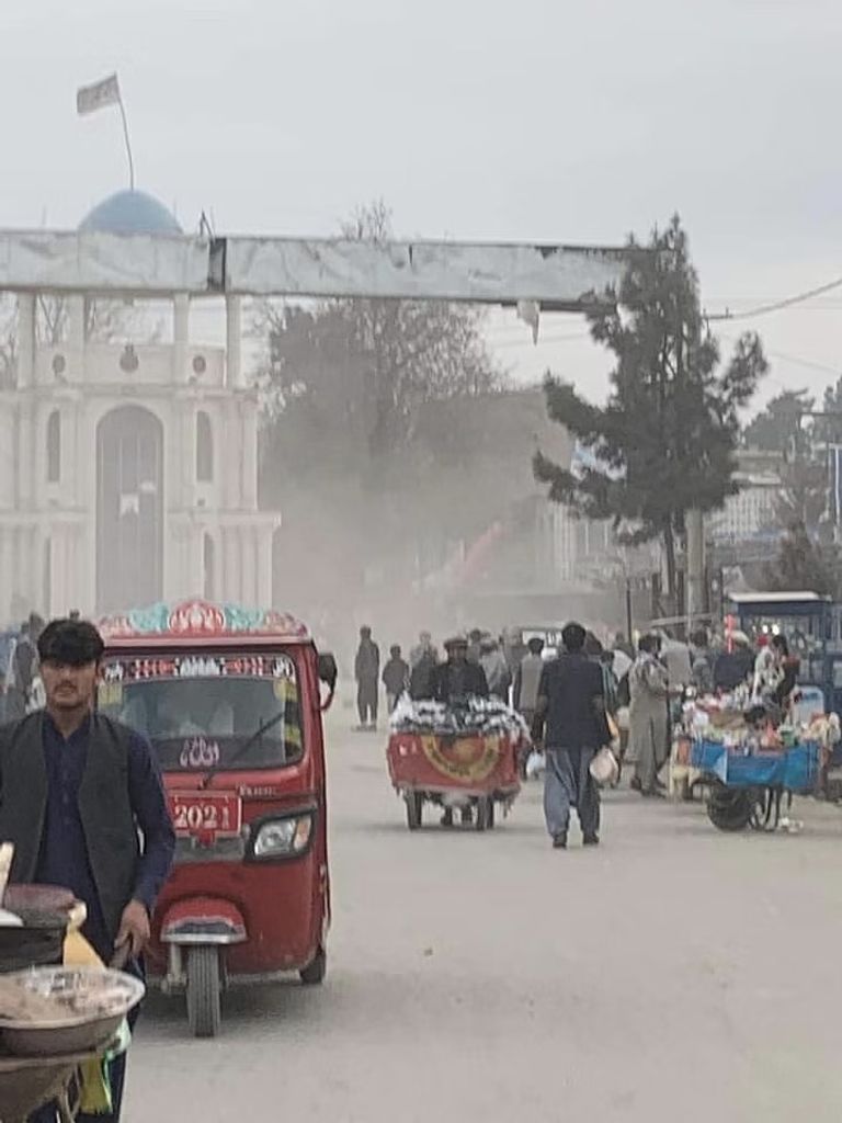 عناصر من الشرطة الأفغانية قرب موقع التفجير