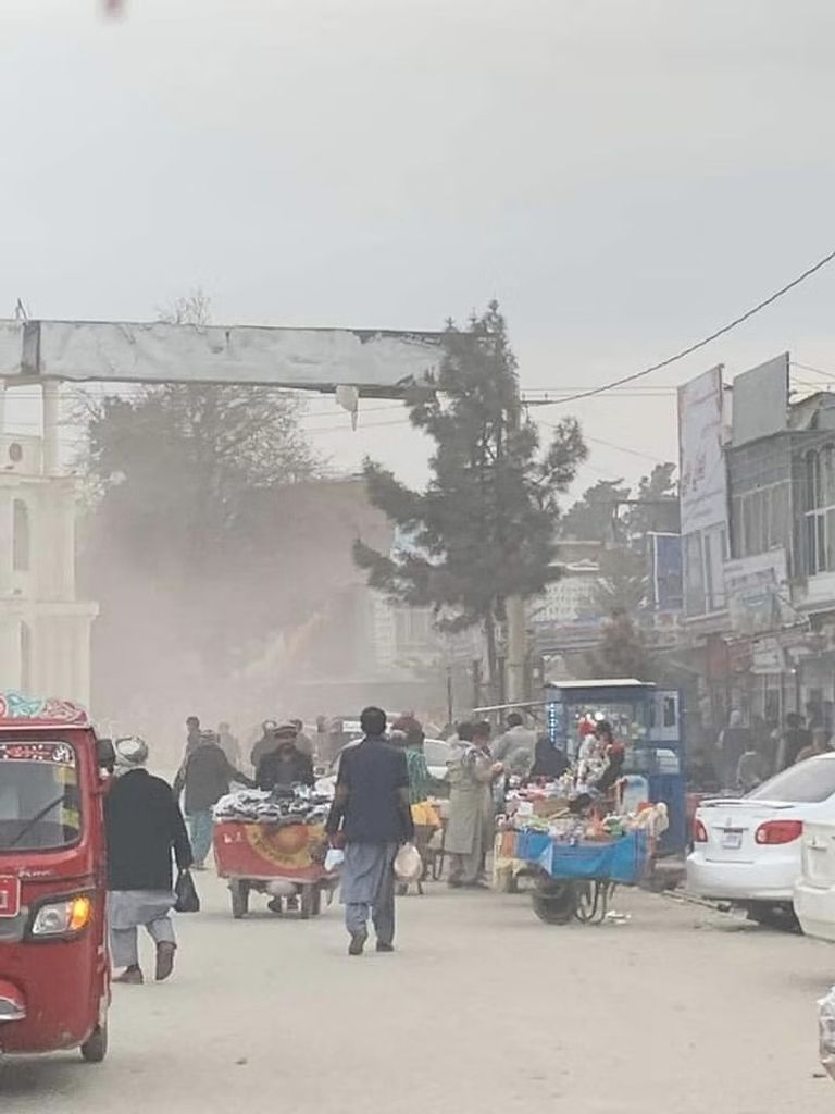 عناصر من الشرطة الأفغانية قرب موقع التفجير