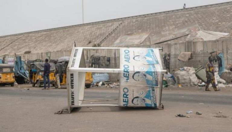 ماكينة صرف نقود قام محتجون بتدميرها خلال احتجاجات - أ.ف.ب