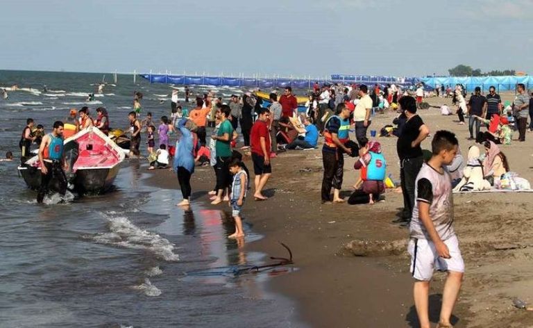 لجان من رجال دين بإيران يراقبون التزام النساء بالحجاب