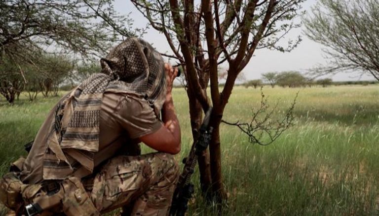 جندي ضمن دورية للجيش المالي قرب الحدود مع النيجر - أرشيفية