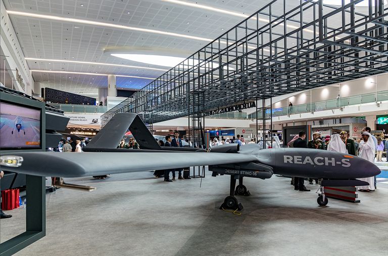 جناح إيدج في آيدكس 2023 زورق يتبع مجموعة إيدج الإماراتية