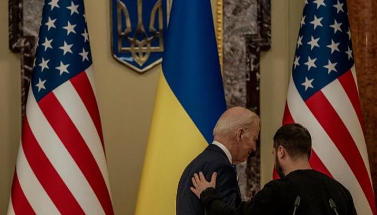 الرئيسان الأمريكي جو بايدن والأوكراني فولوديمير زيلينسكي
