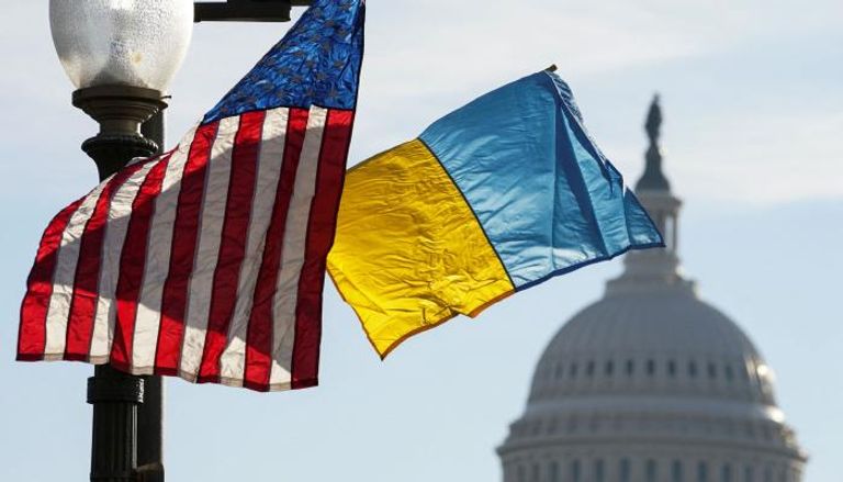 علما أمريكا وأوكرانيا قرب البيت الأبيض- أرشيفية