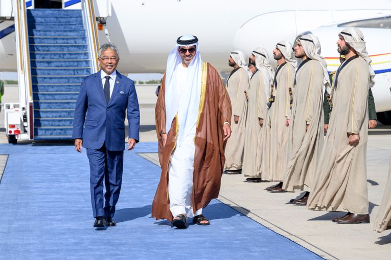 جانب من استقبال ملك ماليزيا في دولة الإمارات جانب من استقبال ملك ماليزيا في دولة الإمارات