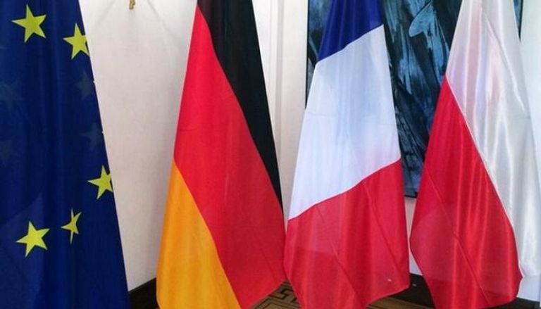 أعلام ألمانيا وفرنسا وبولندا بجانب علم الاتحاد الأوروبي