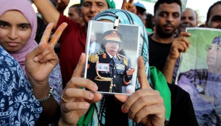جانب من بعض مؤيدي القذافي - أرشيفية عبدالله منصور عقب إطلاق سراحه
