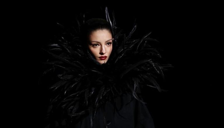 الأسود يهيمن على عرض بأسبوع الموضة في ميلانو