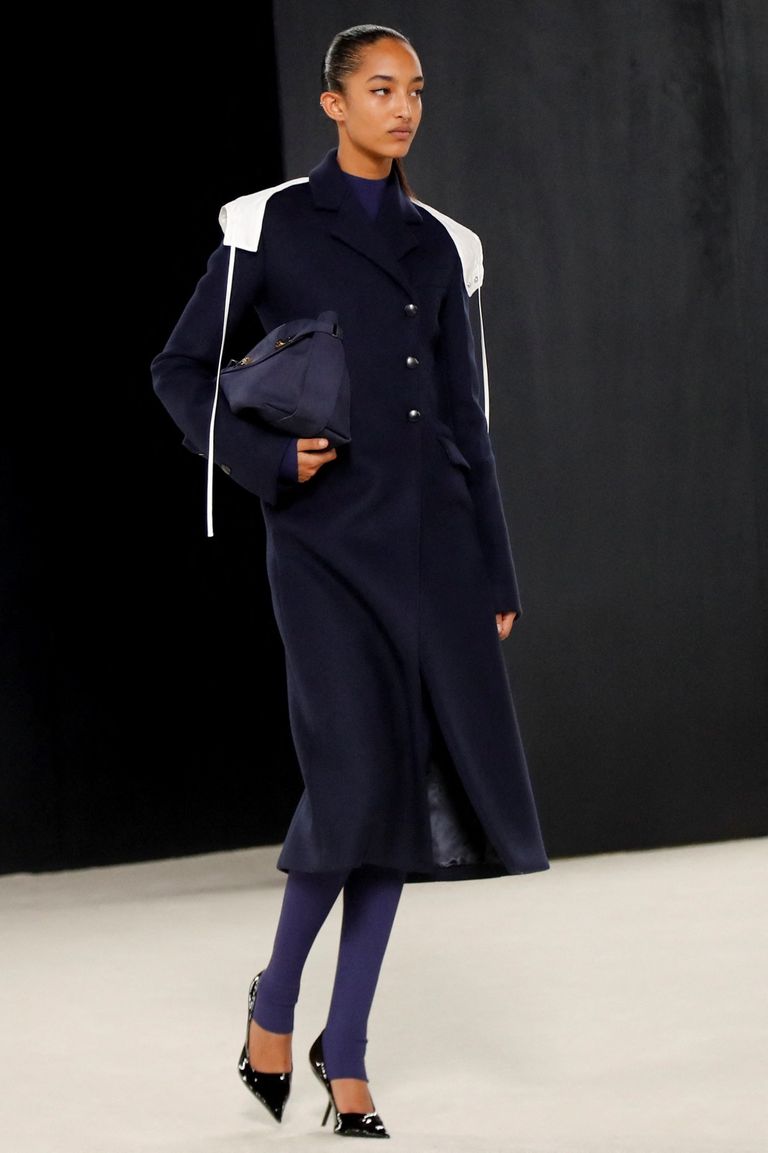 الأسود يهيمن على عرض بأسبوع الموضة في ميلانو