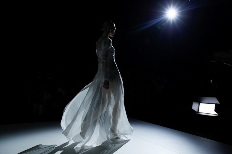 الأسود يهيمن على عرض بأسبوع الموضة في ميلانو