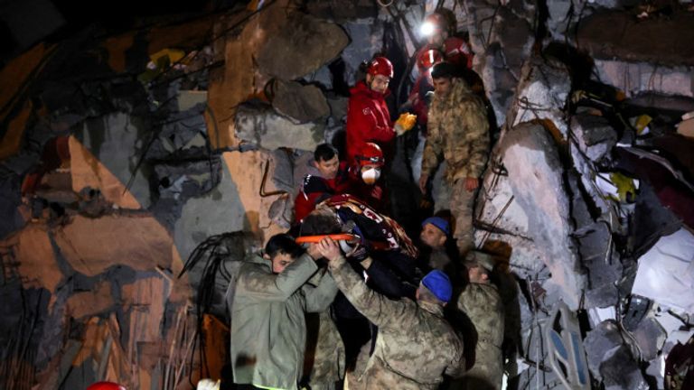 جانب من آثار الزلزال المدمر 