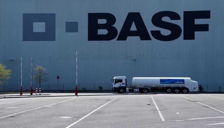 شاحنة تمر عبر مستودع لشركة الكيماويات الألمانية BASF - رويترز