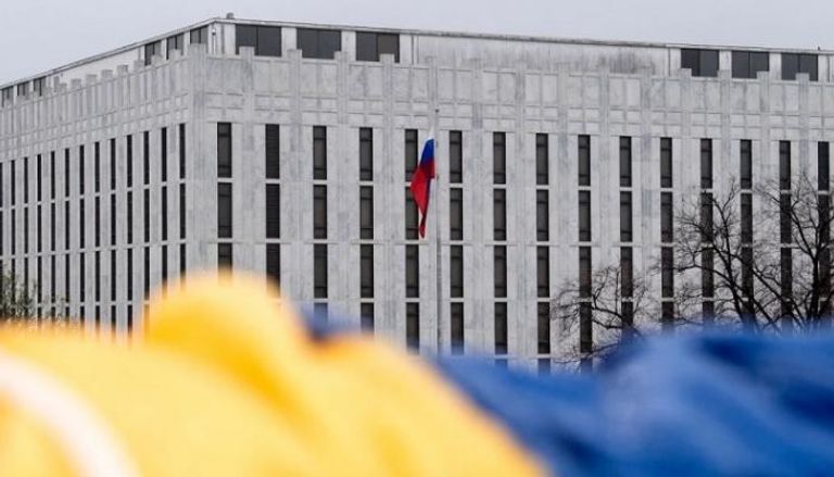 علم أوكرانيا أمام السفارة الروسية في واشنطن