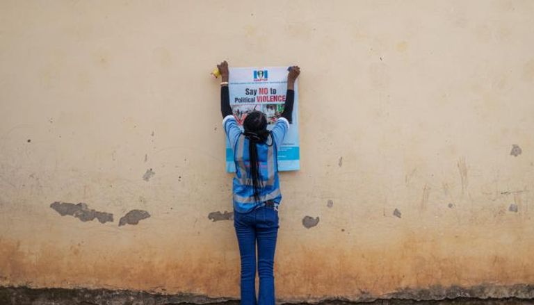 ملصق ضد العنف بمركز اقتراع في أبوجا - الفرنسية
