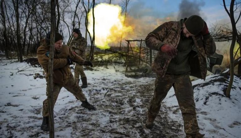 جنود أوكرانيون يطلقون قذيفة مدفعية - أرشيفية