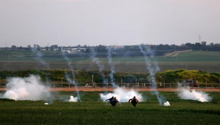 الجيش الإسرائيلي يمطر محتجين فلسطينيين بقنابل الغاز - أرشيفية