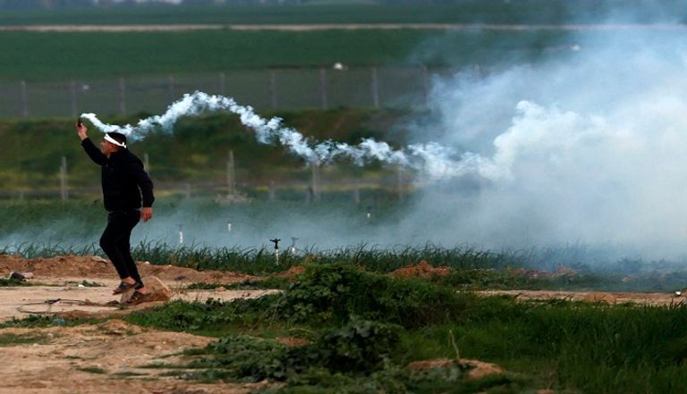 الجيش الإسرائيلي يمطر محتجين فلسطينيين بقنابل الغاز - أرشيفية
