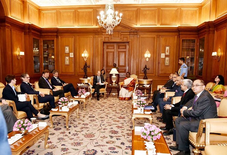 شولتز خلال مباحثاته مع رئيسة الهند دروبادي مورمو جانب من لقاء شولتز ومودي