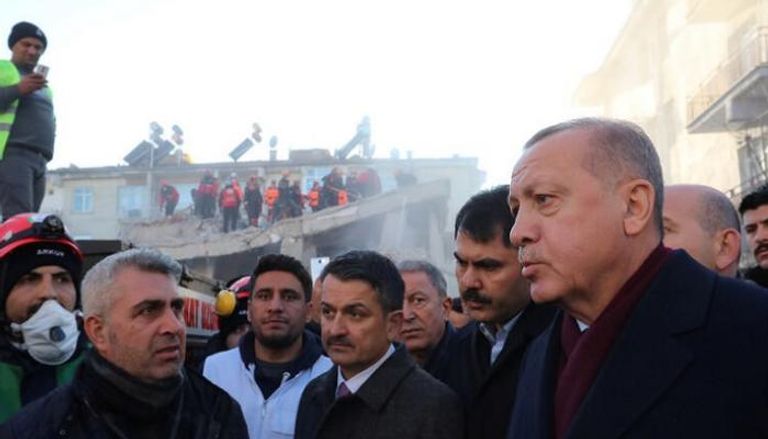 الرئيس التركي رجيب طيب أردوغان خلال تفقد أثار الزلزال