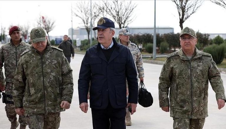 وزير الدفاع التركي خلال الجولة التفقدية - وكالة أنباء الأناضول