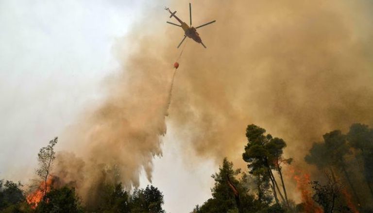 طائرة تكافح حرائق الغابات في اليونان - أرشيفية