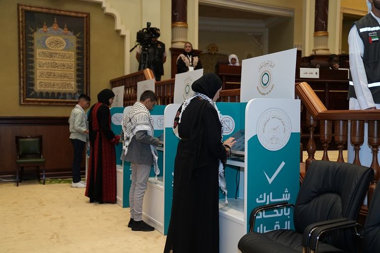 رئيسة برلمان الطفل من الكويت ونائبتاها من المغرب وفلسطين