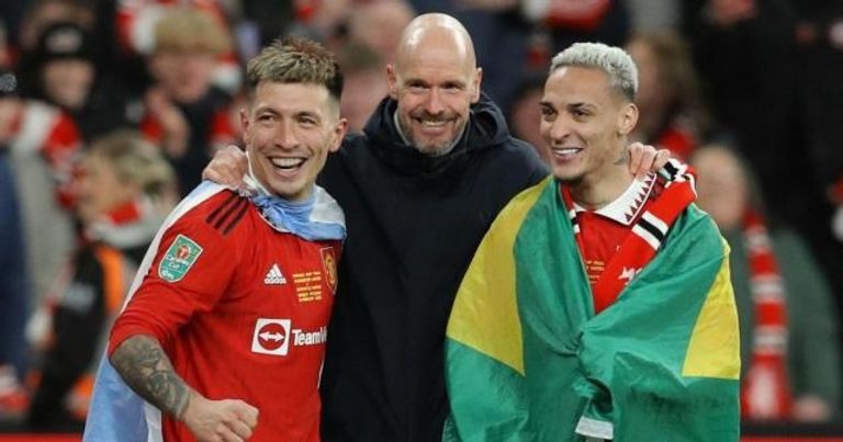 تين هاج يحتفل بأول ألقابه مع مانشستر يونايتد يورجن كلوب وإيريك تين هاج