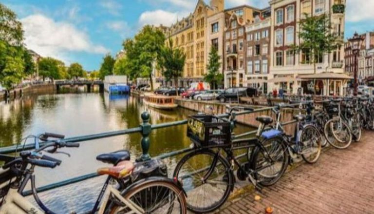 أمستردام تحظر تدخين الحشيش والماريجوانا بالأماكن العامة 