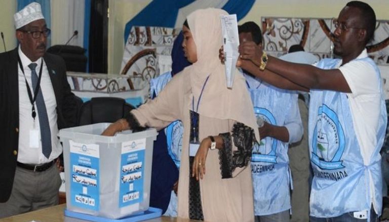 مسؤولو الانتخابات يفرزون الأصوات بانتخابات البرلمان السابقة بالصومال