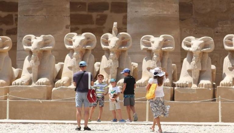 سياح يزورون معبد الكرنك في مدينة الأقصر المصرية - رويترز