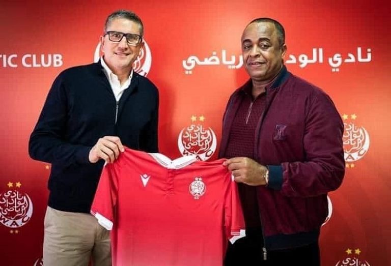 خوان كارلوس جاريدو يحتفل بالكونفدرالية مع الأهلي المصري