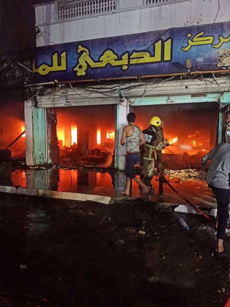 النيران تتصاعد من موقع الحريق