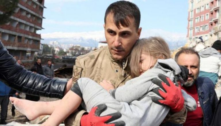 إنقاذ طفلة من تحت أنقاض زلزال تركيا