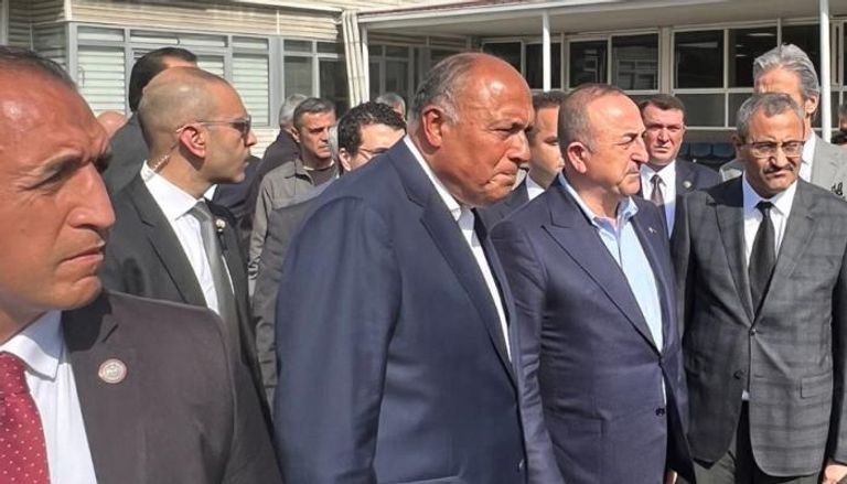 وزيرا خارجية مصر وتركيا خلال جولة في أماكن منكوبة من الزلزال