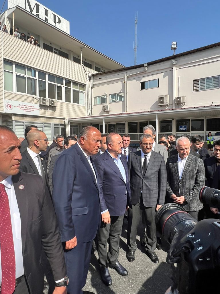 وزيرا خارجية مصر وتركيا خلال جولة في أماكن منكوبة من الزلزال