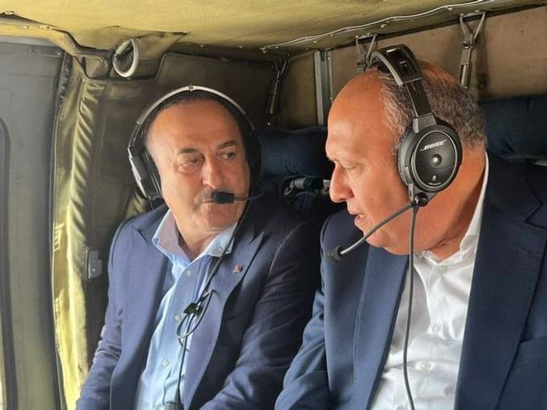 وزيرا خارجية مصر وتركيا خلال جولة في أماكن منكوبة من الزلزال