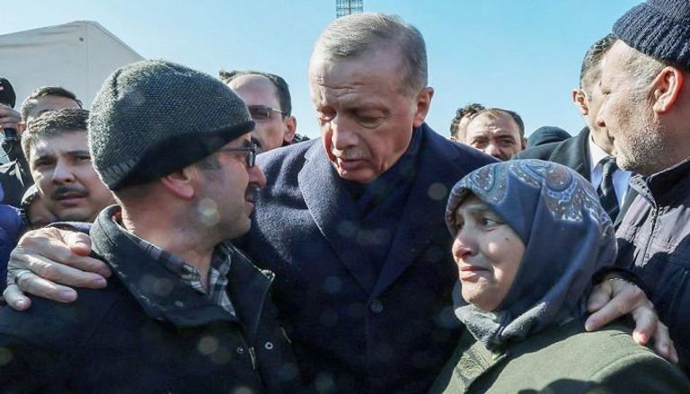 الرئيس التركي رجب طيب أردوغان يواسي منكوبين من الزلزال