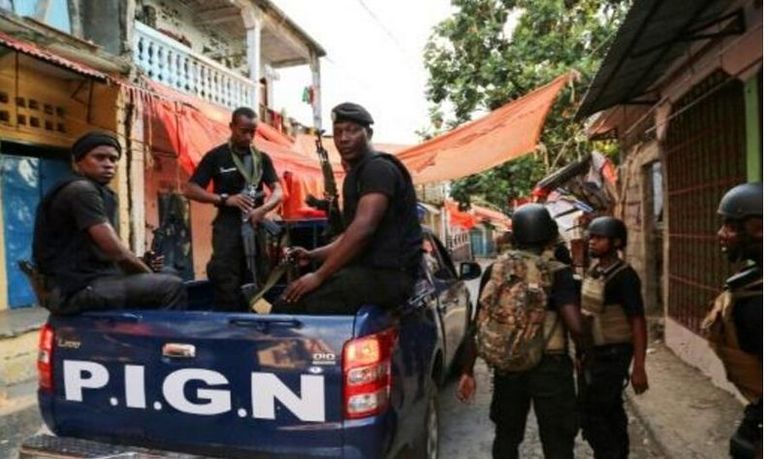 عناصر من جيش جزر القمر خلال مداهمات لأوكار إرهابية عناصر من جماعة الإخوان الإرهابية