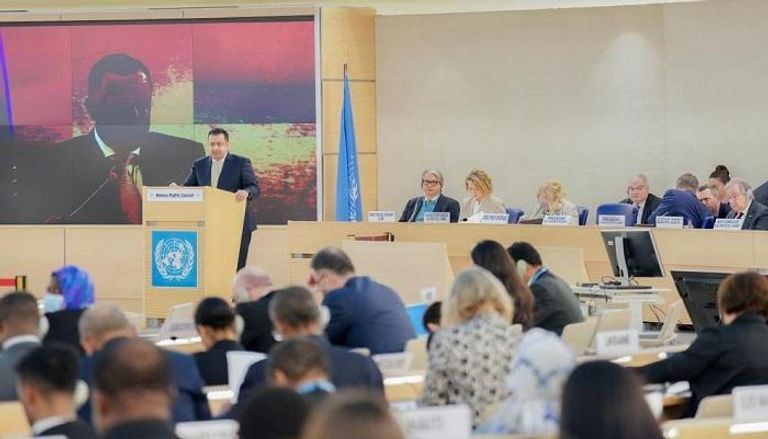 رئيس الوزراء اليمني خلال كلمته أمام مؤتمر المانحين امرأة تجلس مع ابنها في منزل عائلة مؤقت جنوب اليمن.. أرشيفية