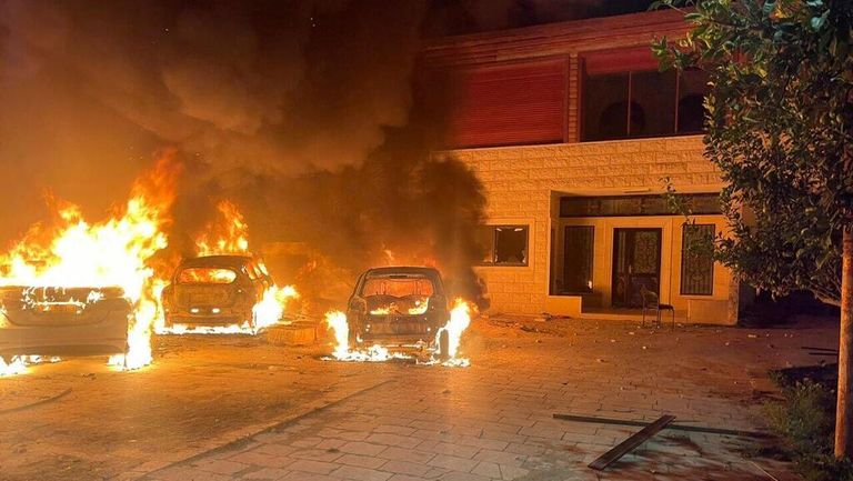 سيارات ومنازل تحترق في الضفة الغربية