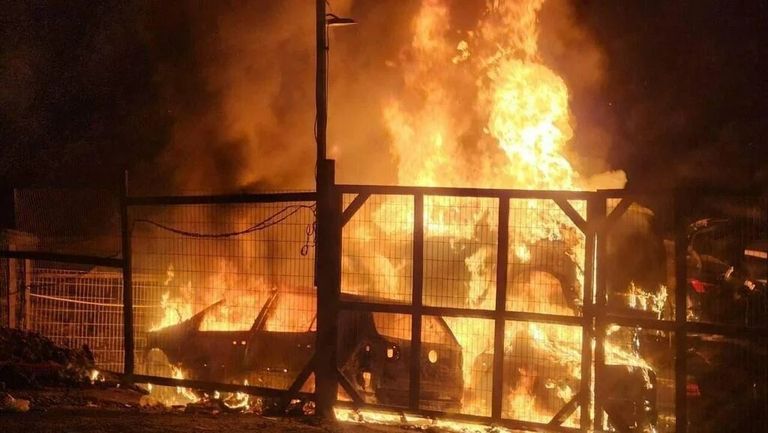 سيارات ومنازل تحترق في الضفة الغربية